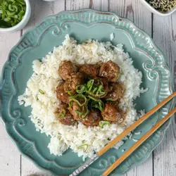 Meatballs mei selsmakke teriyaki saus mei rys
