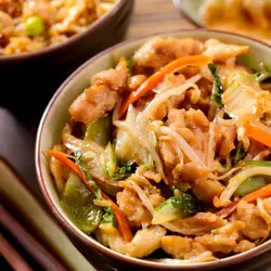 Hakje suey mei kip en griente mei rys