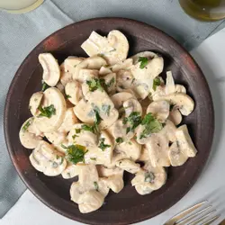 Pilzsalat mit koriander joghurt-sauce
