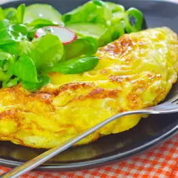 Spargel omelette und mais mit grünen blättern