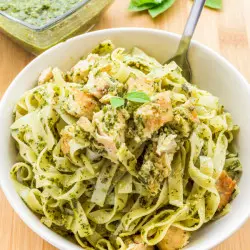 Tagliatelle mit pesto und huhn