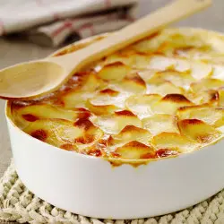 Stecen gyda gratin o sglodion tatws
