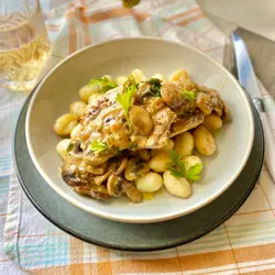 Gnocchi mit schweinelende mit pilzsosse