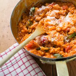 Risotto de tomate y albahaca