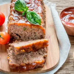 Deutsch gebratener salat mit tomaten und salat