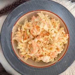 Bresych gwyn gyda moron a mayonnaise
