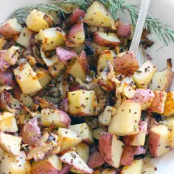 Roasted ierpels mei rosemary en karamelisearre sipels