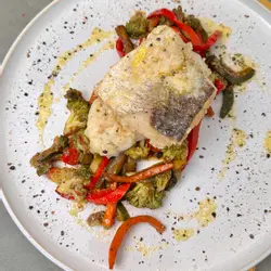 Merluza al horno con verduras salteadas