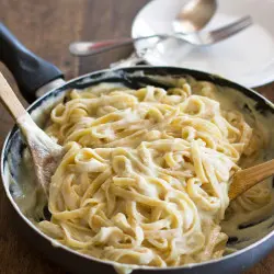 Sbageti gyda saws alfredo