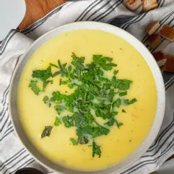 Corn cawl gyda basil (hawdd)
