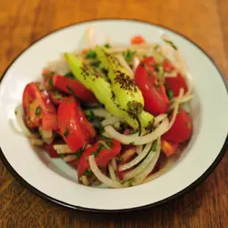 Chilenischer salat mit grünem pfeffer