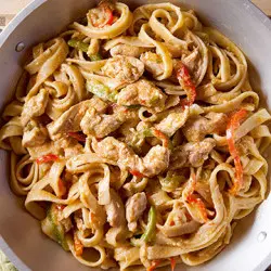Fettuccine gyda cyri cyw iâr