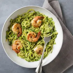 Nudeln mit avocado und garnelen