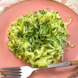 Geriebene zucchini und gurken