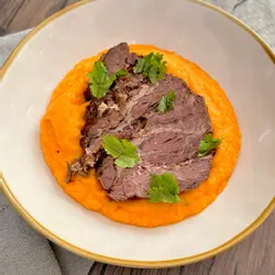 Fleisch im eigenen saft mit kürbispüree