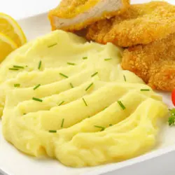 Aardappelpuree mei kip nuggets
