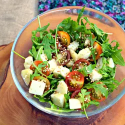 Ensalada verde con endibias, sésamo y quesillo