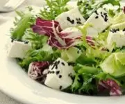 Salad gwyrdd gyda sesame a quesillo
