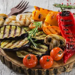 Gegrilltes gemüse mit mais sahne und grünem salat mit avocado