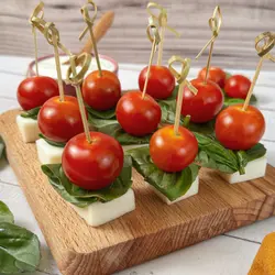 Skewered geit tsiis, cherry tomaten en basil