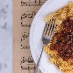 Tagliatelle mit bolognese-sauce linsen
