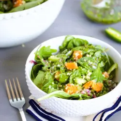 Salad cwinoa, mandarin a dail gwyrdd