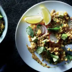 Gerjucht salade mei radishes, selderij koal en pears