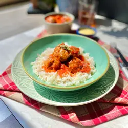 Putenfleischbällchen mit tomatensauce und reis