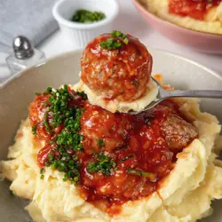 Turkije meatballs mei tomaat saus en aardappelpuree mei scallions