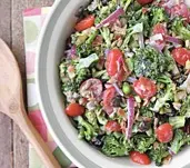 Brocoli, tomatos a iogwrt sibolsyn dresin