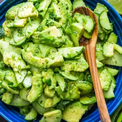 Avocado mit gurke