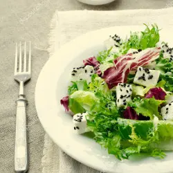 Grüner salat mit sesam und quesillo kindern
