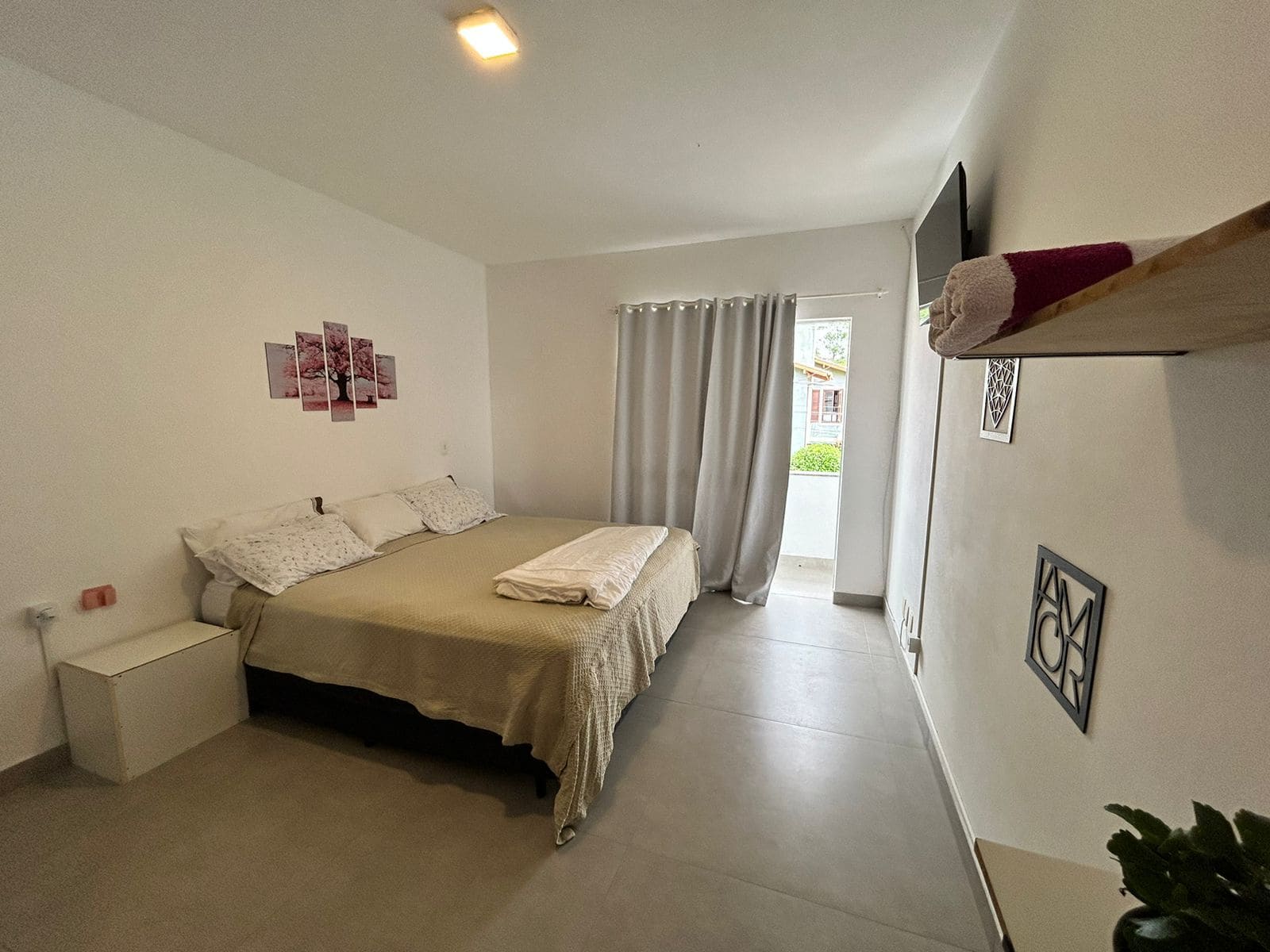 Casa à Venda - 3 Quartos, Santa Mônica, Florianópolis