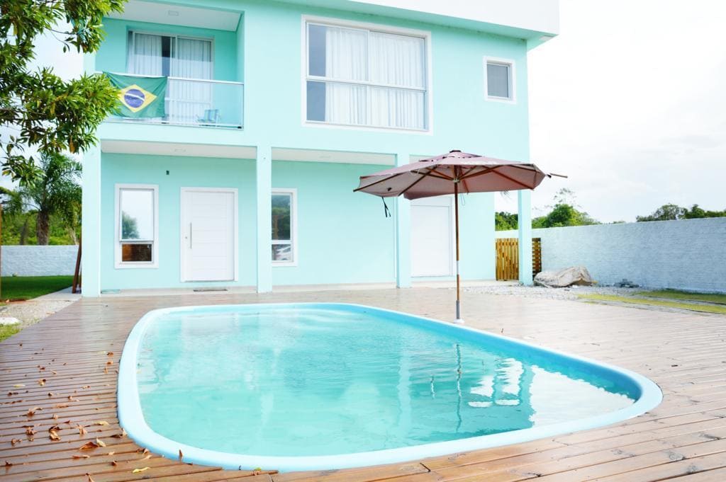 Sobrado Semi-Mobiliado à Venda em Canasvieiras com Piscina