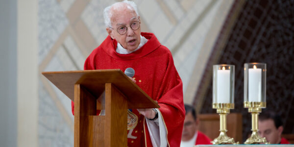 Padre Jonas Abib fazendo homilia no Santuario do Pai das MIsericordias