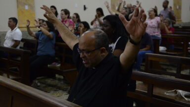 Missionários da Canção Nova se reúnem para rezar pela Assembleia Geral da Comunidade