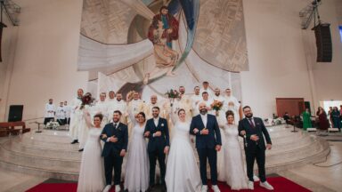 Padre  Edimilson Lopes assiste o casamento de quatro casais 