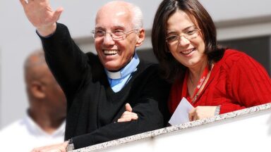 O hábito da Canção Nova é o sorriso