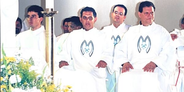 Diácono Nelsinho está no centro da foto com sua túnica no dia da sua ordenação diaconal