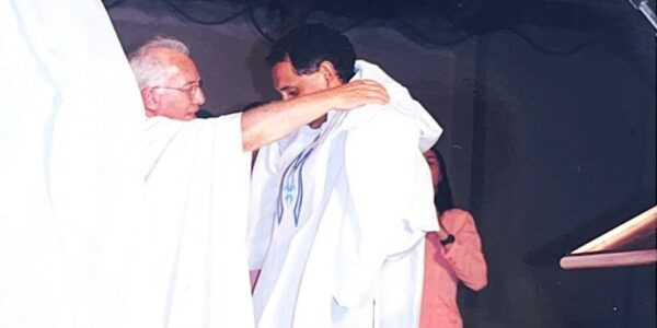 Na imagem está Padre Jonas Abib colocando a túnica no então recém ordenado Diacono Nelsinho.