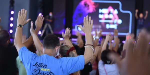 Momento de oração e louvor no acampamento Revolução Jesus