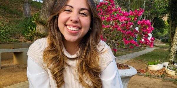 Isabele Valerio na Casa de Maria