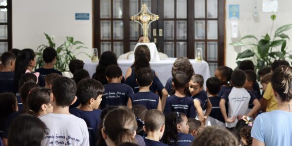 Alunos do Instituto Canção Nova em momento de Adoração ao Santíssimo Sacramento na escola. 