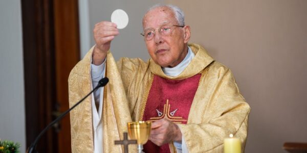 Padre Jonas Abib celebrando a Santa Missa 