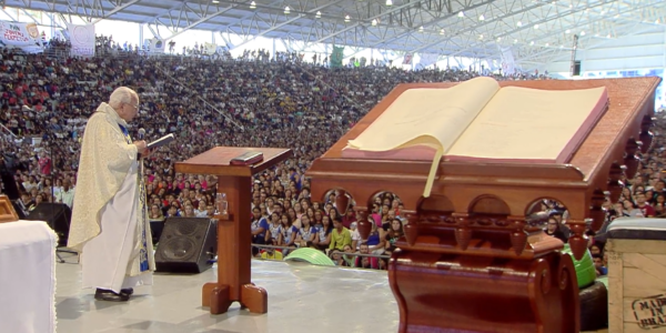 Padre Jonas pregando no PHN de 2017