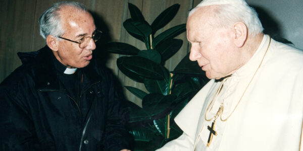 Padre Jonas Abib cumprimentando o papa João Paulo II