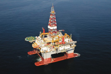 Offshore drilling platform in operation at sea, with a robust structure and prominent drilling equipment