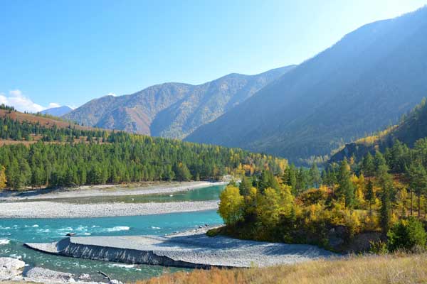 A river with a strong current winding its way in the mountains.
