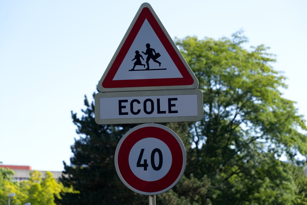 road sign that reads ecole
