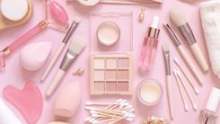 A popularidade da maquiagem Strawberry makeup deve, em parte, à sua simplicidade. Essa tendência não requer extensas horas de preparação nem habilidades avançadas em maquiagem. Foto de vários produto de maquiagem e cuidados com a pele em tons de rosa.